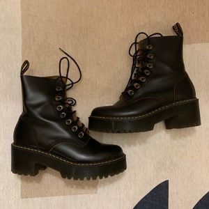 Dr. Martens LEONA size 7, Like New